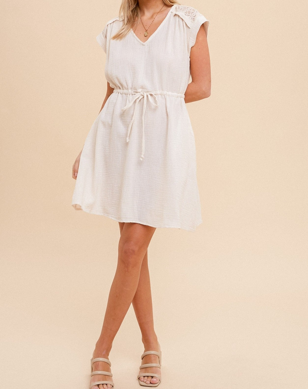 LACE INSTET V-NECK CINCHED WAIST GAUZE DRESS