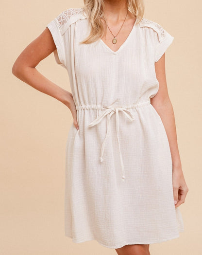 LACE INSTET V-NECK CINCHED WAIST GAUZE DRESS