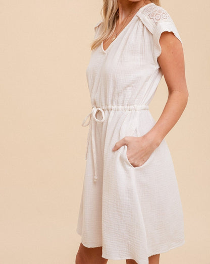 LACE INSTET V-NECK CINCHED WAIST GAUZE DRESS